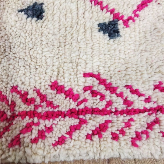 Image 1 of Marokkaanse Berber Loper In Wit En Roze - White and Pink Moroccan Berber Hall Rug