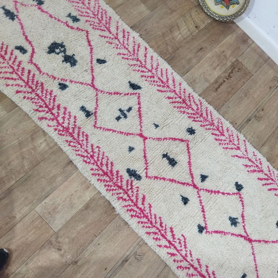 Image 1 of Marokkaanse Berber Loper In Wit En Roze - White and Pink Moroccan Berber Hall Rug