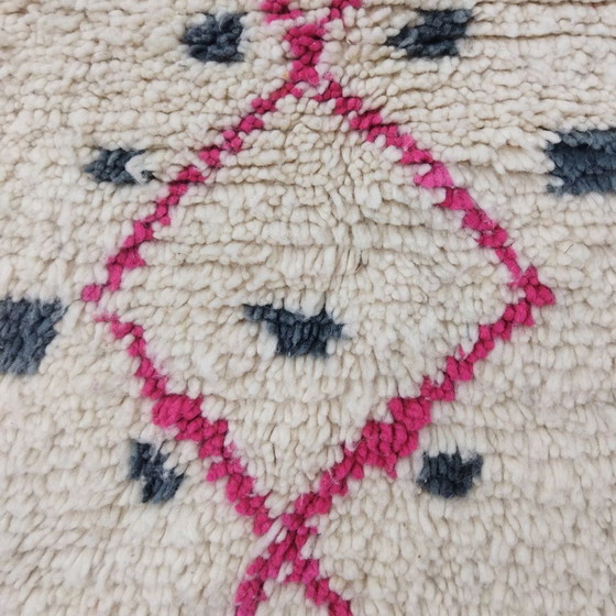 Image 1 of Marokkaanse Berber Loper In Wit En Roze - White and Pink Moroccan Berber Hall Rug