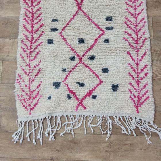 Image 1 of Marokkaanse Berber Loper In Wit En Roze - White and Pink Moroccan Berber Hall Rug