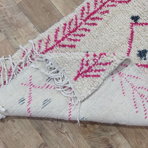 Image 1 of Marokkaanse Berber Loper In Wit En Roze - White and Pink Moroccan Berber Hall Rug