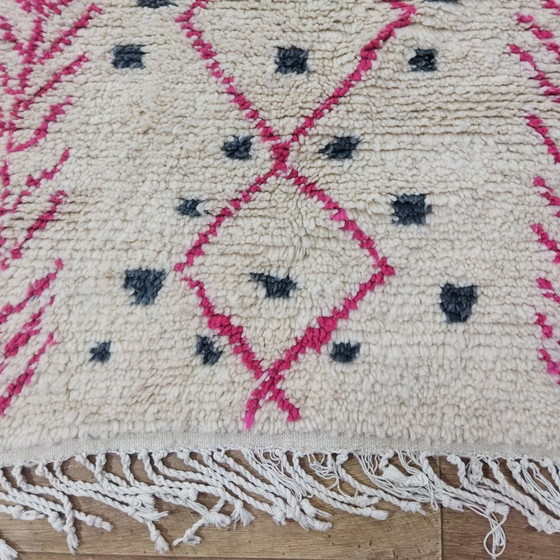 Image 1 of Marokkaanse Berber Loper In Wit En Roze - White and Pink Moroccan Berber Hall Rug