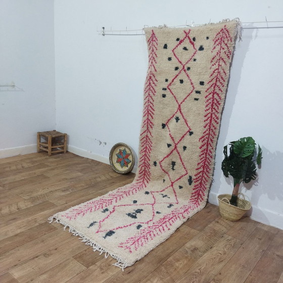 Image 1 of Marokkaanse Berber Loper In Wit En Roze - White and Pink Moroccan Berber Hall Rug