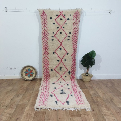 Marokkaanse Berber Loper In Wit En Roze - White and Pink Moroccan Berber Hall Rug