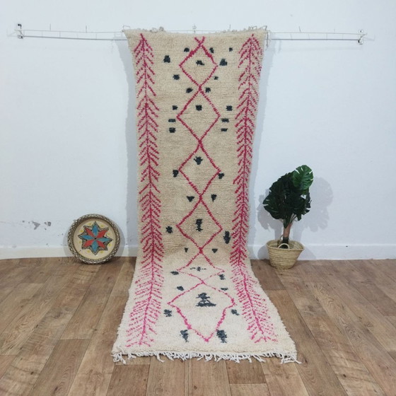 Image 1 of Marokkaanse Berber Loper In Wit En Roze - White and Pink Moroccan Berber Hall Rug