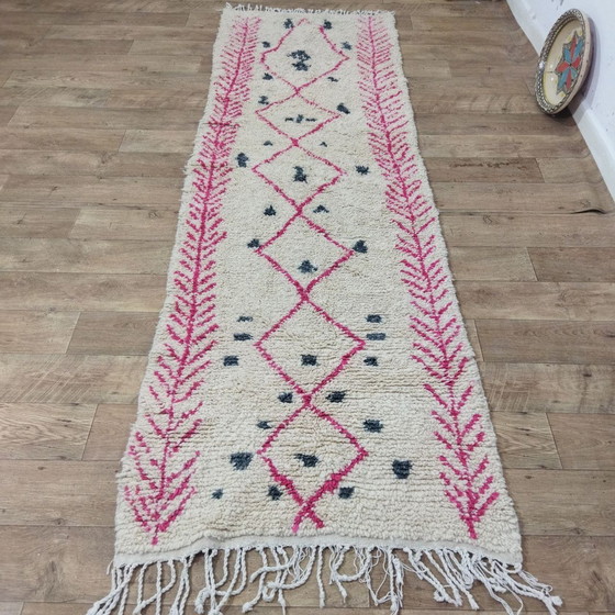 Image 1 of Marokkaanse Berber Loper In Wit En Roze - White and Pink Moroccan Berber Hall Rug