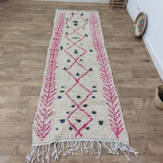 Image 1 of Marokkaanse Berber Loper In Wit En Roze - White and Pink Moroccan Berber Hall Rug