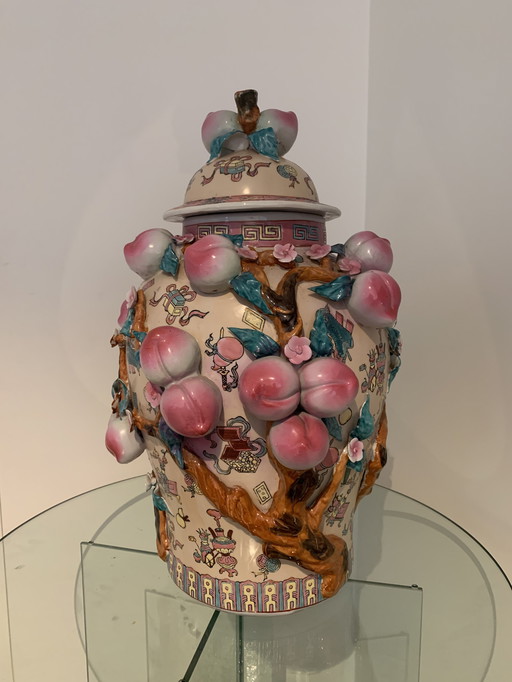 Feng Qian Zhilong lidded vase