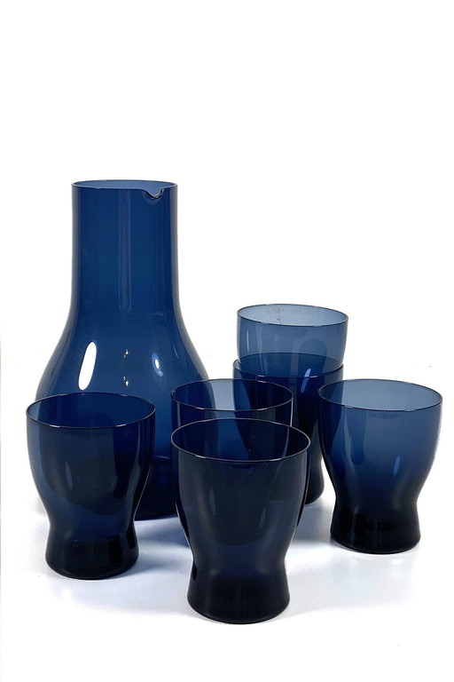 Vintage jug with six glasses