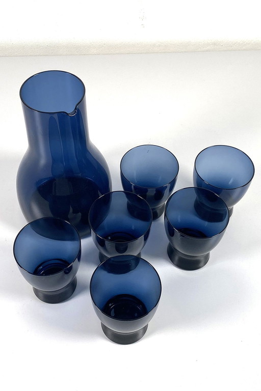 Vintage jug with six glasses