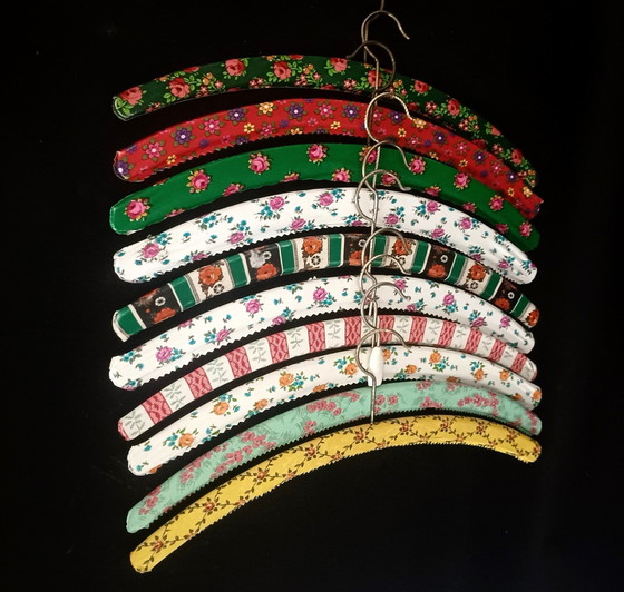 Image 1 of 10 perchas de los años sesenta con flores 