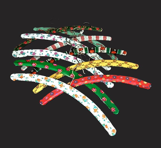 Image 1 of 10 perchas de los años sesenta con flores 