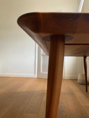Mesa de comedor Lewes revisada de nogal macizo
