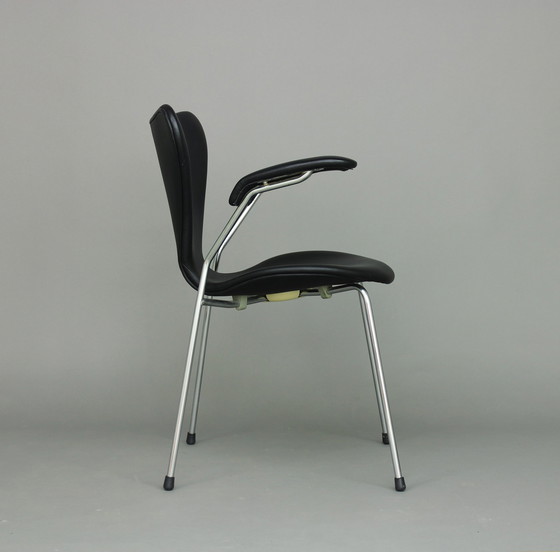 Image 1 of Arne Jacobsen butterfly chair model 3207, by Fritz Hansen,