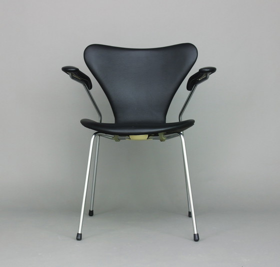 Image 1 of Chaise papillon Arne Jacobsen modèle 3207, par Fritz Hansen,