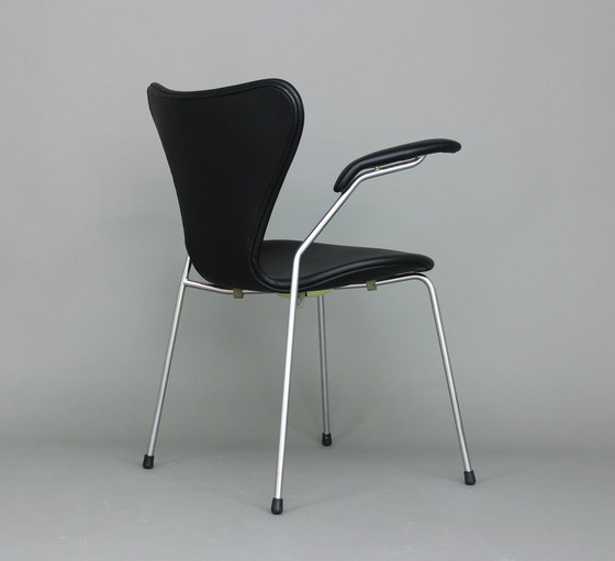 Image 1 of Chaise papillon Arne Jacobsen modèle 3207, par Fritz Hansen,