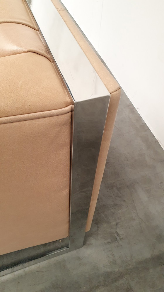 Image 1 of Poltrona Chesterfield n. 2 vintage in pelle beige cammello, a forma di cubo