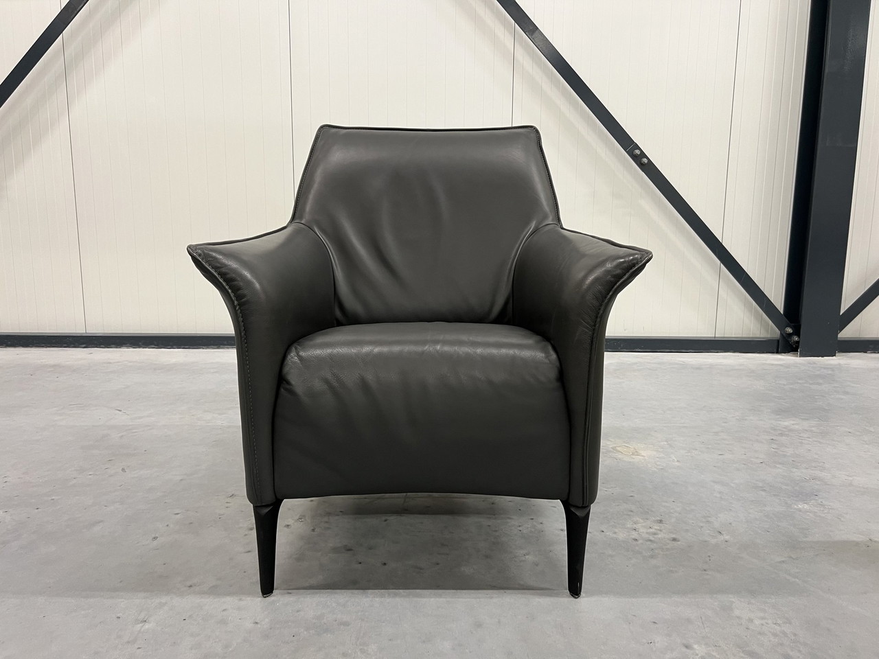 Leolux Mayuro Armchair Noli Argento leather €1,195 Whoppah