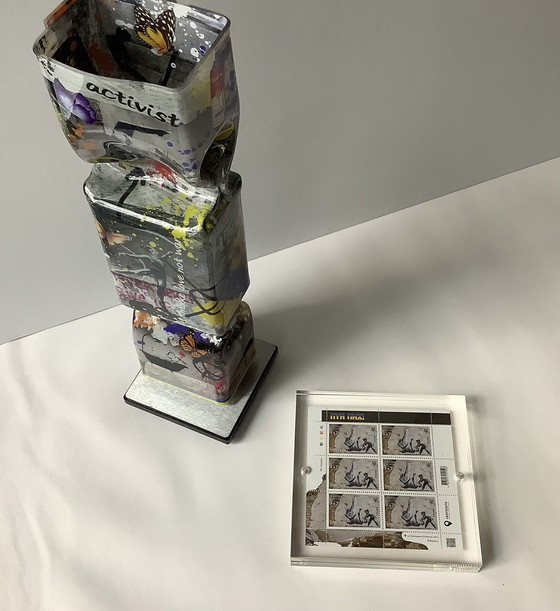 Image 1 of Ad van Hassel Ukraine Perspex toffee + feuille de timbres Grafitti.