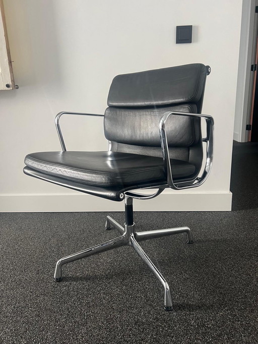 Vitra Eames Ea208 Soft Pad Meeting Chair