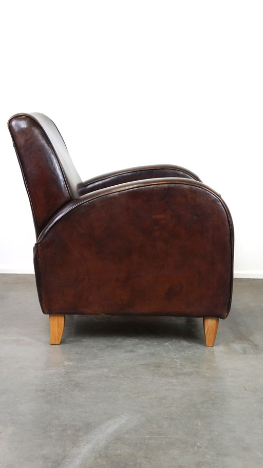 Fauteuil en peau de mouton de couleur foncée