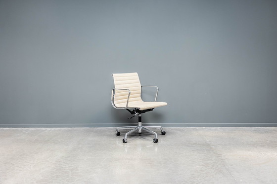 Image 1 of Eames EA117 office chair