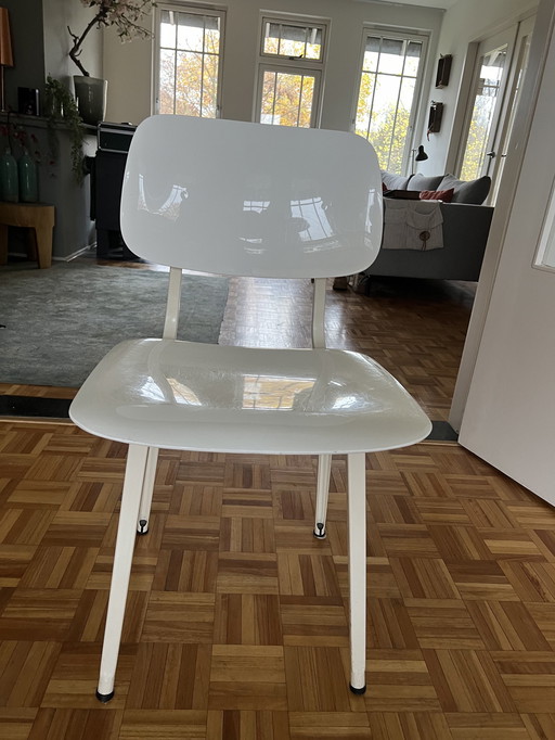 6X Ahrend Revolt Chairs White