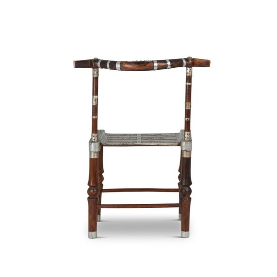 Image 1 of Sedia vintage con decorazione in metallo martellato