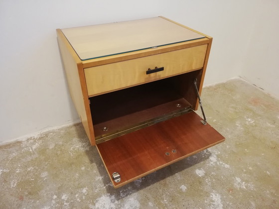 Image 1 of Comodino vintage in legno di metà secolo con ripiano in vetro