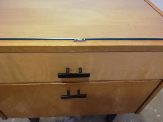 Image 1 of Comodino vintage in legno di metà secolo con ripiano in vetro