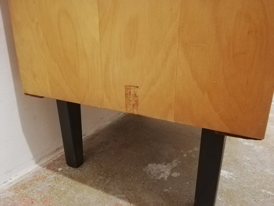 Image 1 of Comodino vintage in legno di metà secolo con ripiano in vetro