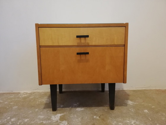 Image 1 of Comodino vintage in legno di metà secolo con ripiano in vetro