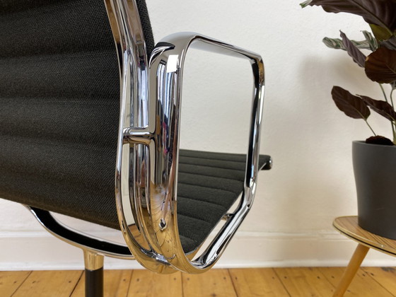 Image 1 of Vitra Aluminum Chair Ea 107 by Charles & Ray Eames, Hopsak Black