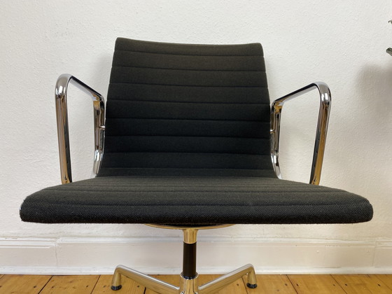 Image 1 of Vitra Aluminum Chair Ea 107 by Charles & Ray Eames, Hopsak Black