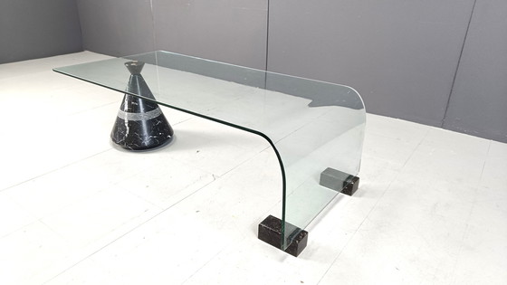 Image 1 of Table basse postmoderne en marbre noir et verre, années 1980