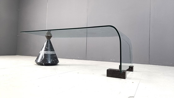 Image 1 of Table basse postmoderne en marbre noir et verre, années 1980