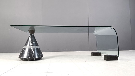 Image 1 of Table basse postmoderne en marbre noir et verre, années 1980