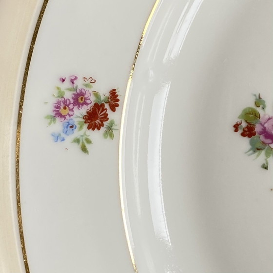 Image 1 of Plato redondo para servir M y S Berry con pequeñas flores y dorados, porcelana antigua de Limoges, Francia