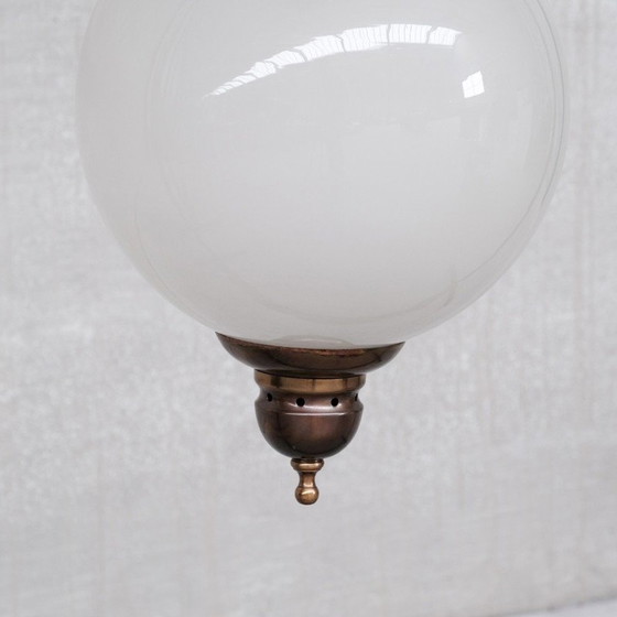 Image 1 of Lampada a sospensione vintage a sfera in ottone patinato e vetro inciso, Italia 1960