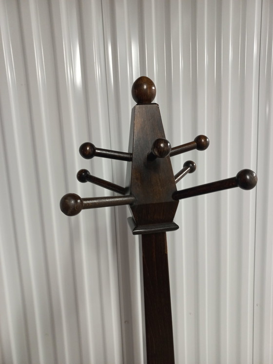 Image 1 of Percha de madera estable