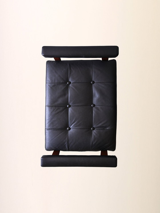 Image 1 of Pouf scandinavo vintage originale - in similpelle nera e struttura in metallo