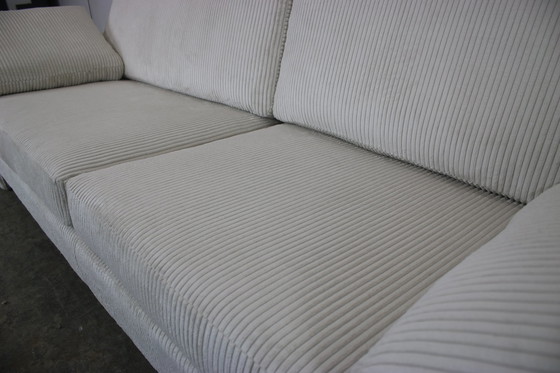 Image 1 of Divano Cor Conseta a quattro posti in velluto a coste bianco e sgabello, nuova fodera