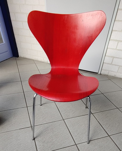 6 Pieces Ant Chairs From 1977.  Model 3107, Red Stained 626