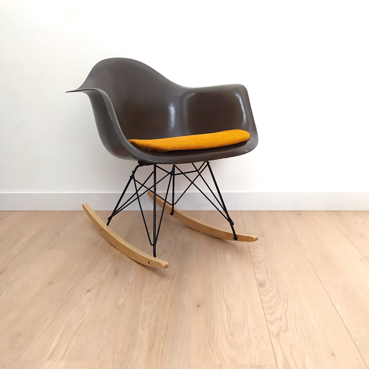 Vintage RAR rocking chair in fiberglass by Ray and Charles Eames for ...