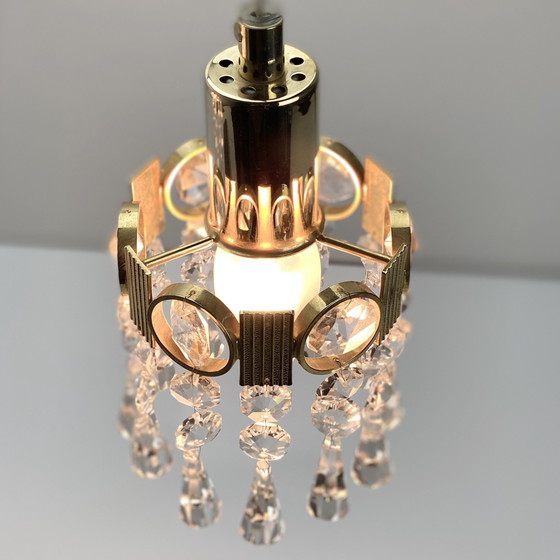Image 1 of Due lampade a sospensione in ottone dorato e cristallo, di Palwa, design Hollywood Regency anni &#39;60.