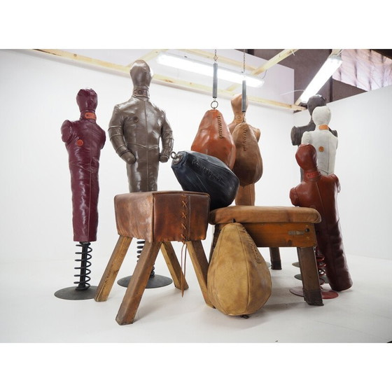 Image 1 of Attrezzatura o decorazione da palestra in pelle vintage, panche da boxe o wrestling per manichini, 1990