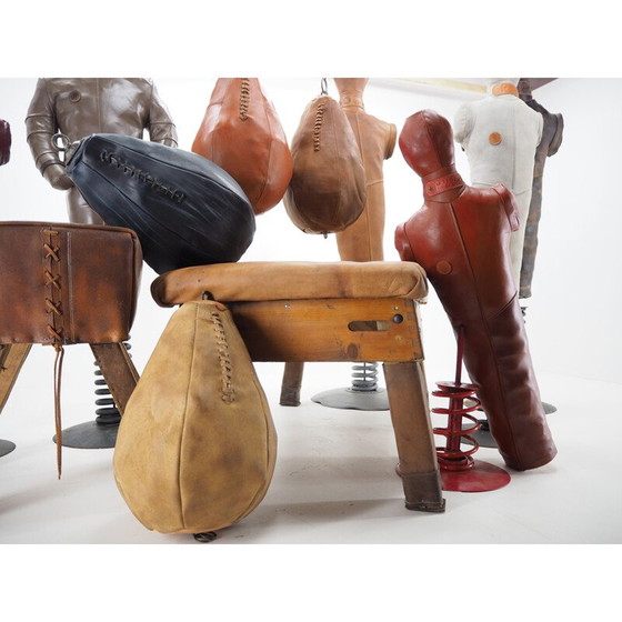 Image 1 of Attrezzatura o decorazione da palestra in pelle vintage, panche da boxe o wrestling per manichini, 1990