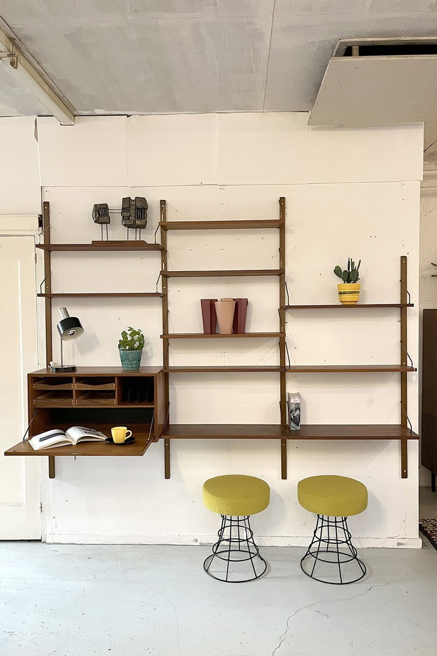 Sistema de pared Poul Cadovius: 1 armario, 4 montantes y 10 estantes