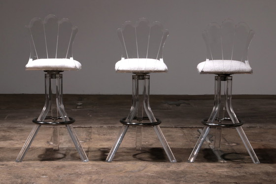 Image 1 of Tabourets de bar en plexiglas de lucite et tabourets de bar pivotants en chrome