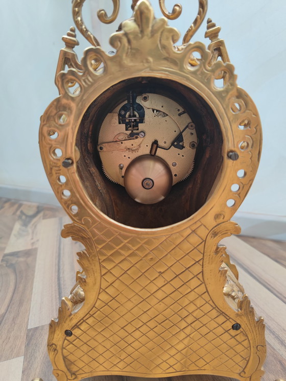 Image 1 of Orologio da camino massiccio e riccamente decorato, in ottone, cimelio